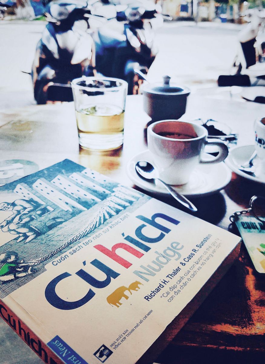 6. Cú Hích (Richard Thaler, Cass Sunstein)